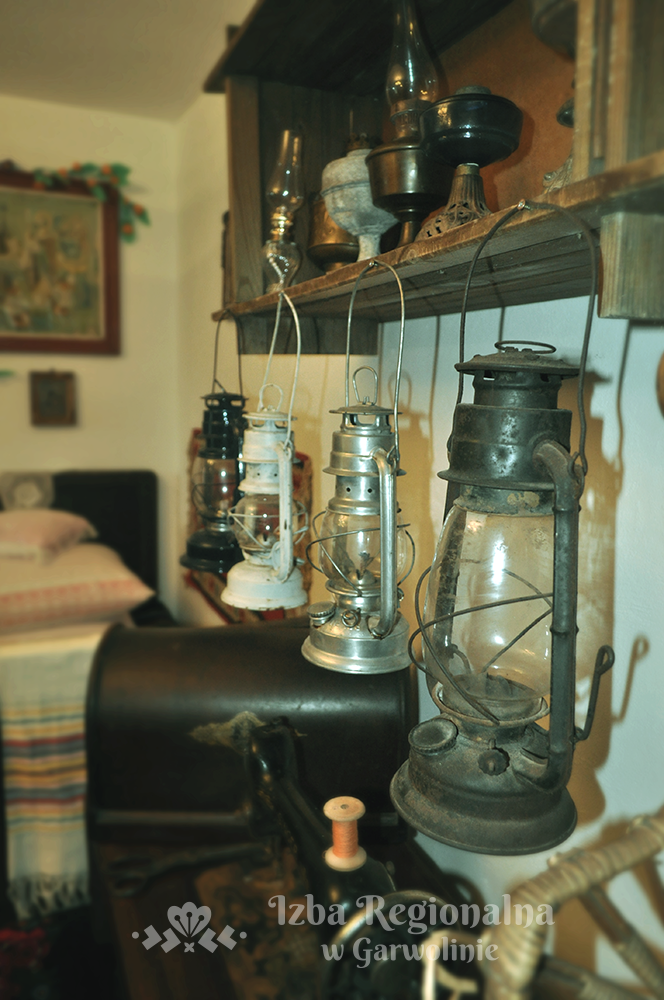Izba Regionalna - kolekcja lamp naftowych
