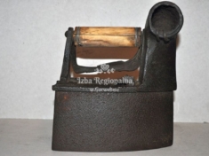 Przedwojenne żelazko na żar węglowy