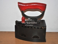 Żelazko na węgiel drzewny