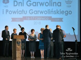 Joanna Skwarczyńska  otrzymuje statuetkę „Zasłużony dla Powiatu Garwolińskiego” w 2018 r.