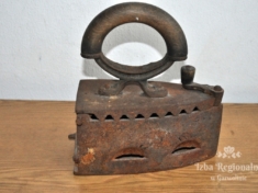 Żelazko żeliwne na węgiel